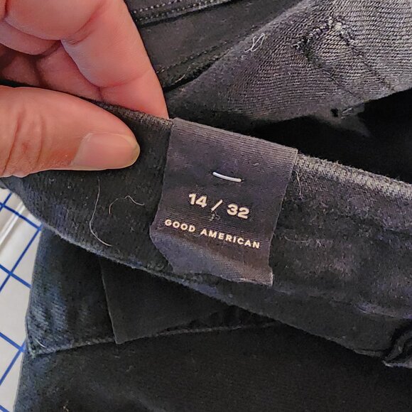 Good American Classic Chewed Hem Slim Straight Jeans NWT Black Size 14 - Picture 15 of 16